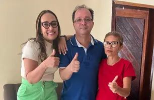 Ana Lins com blusa verde, Isabel Cristina com blusa vermelha, e o presidente do PSD (Foto: Divulgação/PSD)