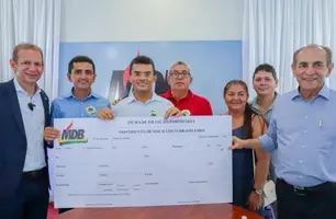 Antônio Luís Aninha no meio segurando a ficha de filiação partidária do MDB (Foto: Reprodução/Redes Sociais)