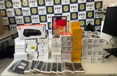 PRF apreende drogas, 87 aparelhos eletrônicos e moto clonada em ônibus no Piauí