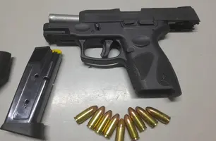 Arma apreendida pela polícia (Foto: Reprodução)