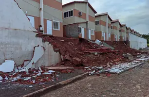 Bombeiros pede que famílias deixem condomínio após queda de muro em Teresina (Foto: Reprodução)