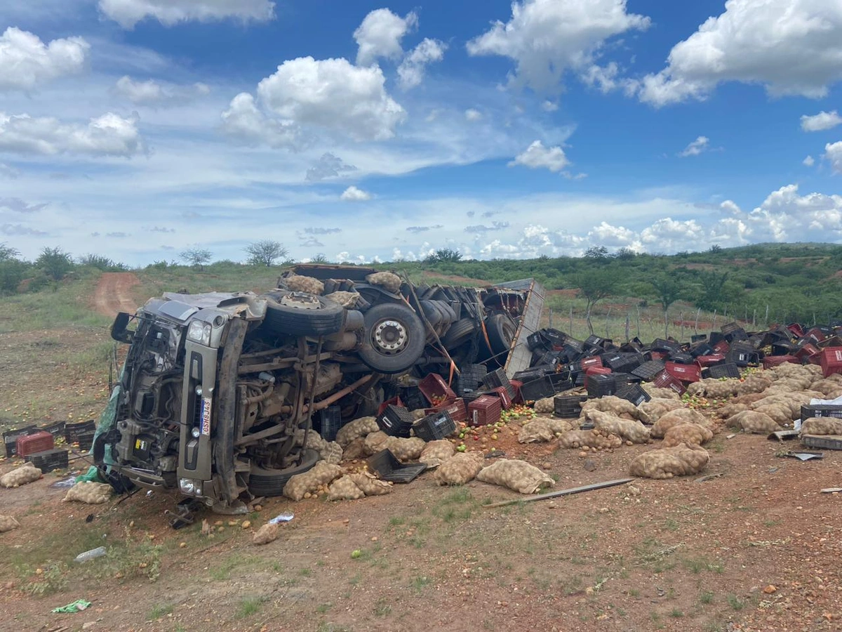 Caminhão carregado de frutas tomba e deixa motorista morto no Sul do Piauí