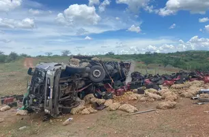 Caminhão carregado de frutas tomba e deixa motorista morto no Sul do Piauí (Foto: Reprodução)