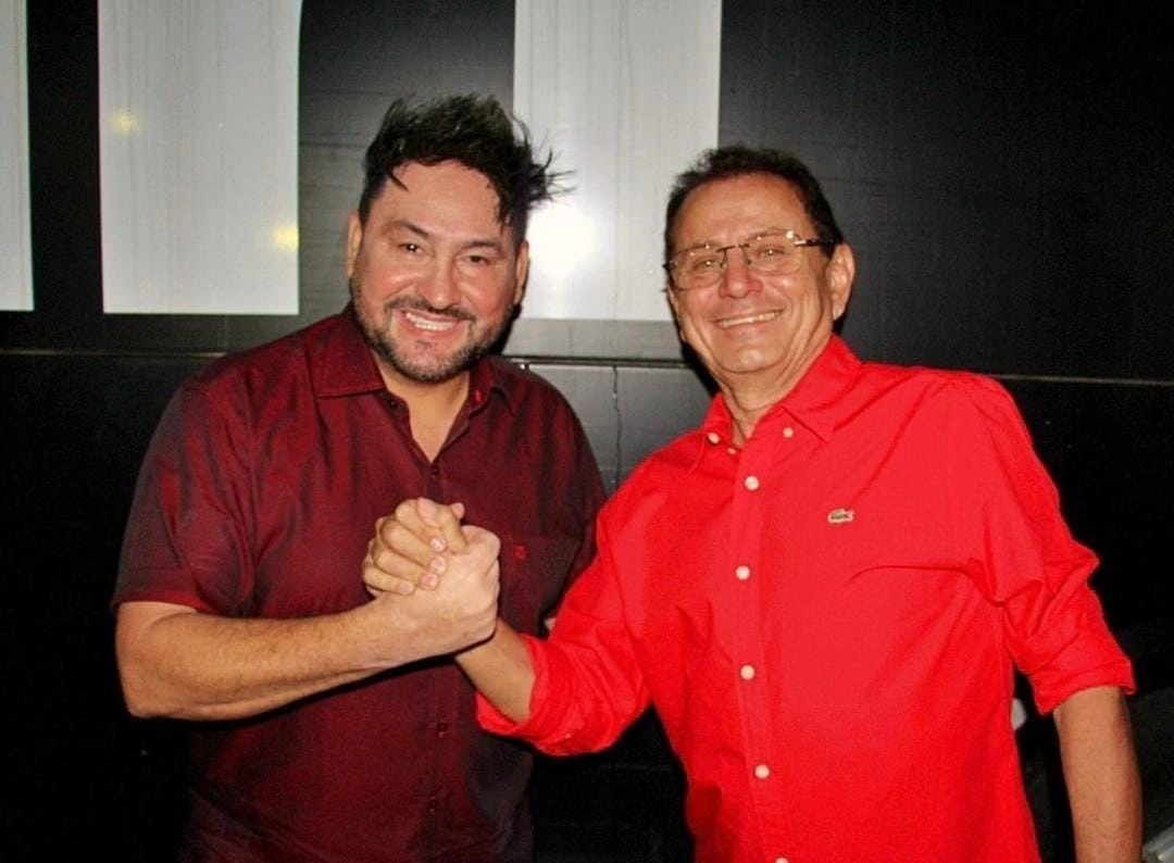 Cantor Mariozan à esquerda e atual prefeito Djalma à direita