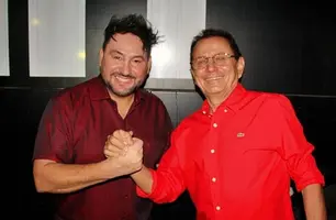 Cantor Mariozan à esquerda e atual prefeito Djalma à direita (Foto: Reprodução/Redes Sociais)
