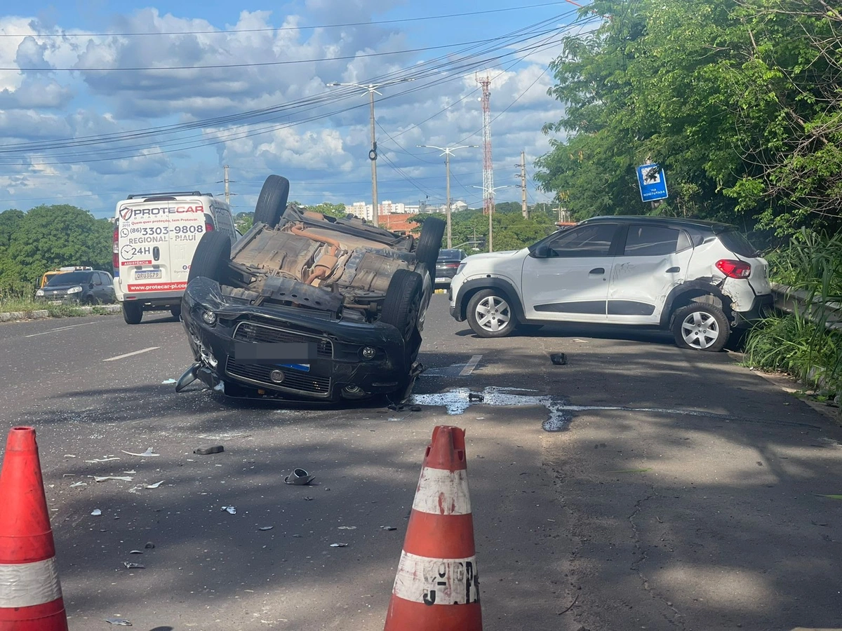 Carro capota em acidente com outro veículo na ponte Wall Ferraz em Teresina