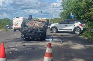 Carro capota em acidente com outro veículo na ponte Wall Ferraz em Teresina (Foto: Tiago Moura/Conecta Piauí)