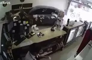 Carro desgovernado invade doceria (Foto: Reprodução)