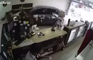 Carro desgovernado invade doceria (Foto: Reprodução)