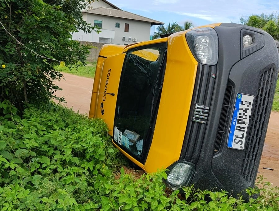 Carro dos Correios capota após colidir contra caminhonete em Parnaíba