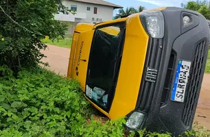 Carro dos Correios capota após colidir contra caminhonete em Parnaíba (Foto: Reprodução)