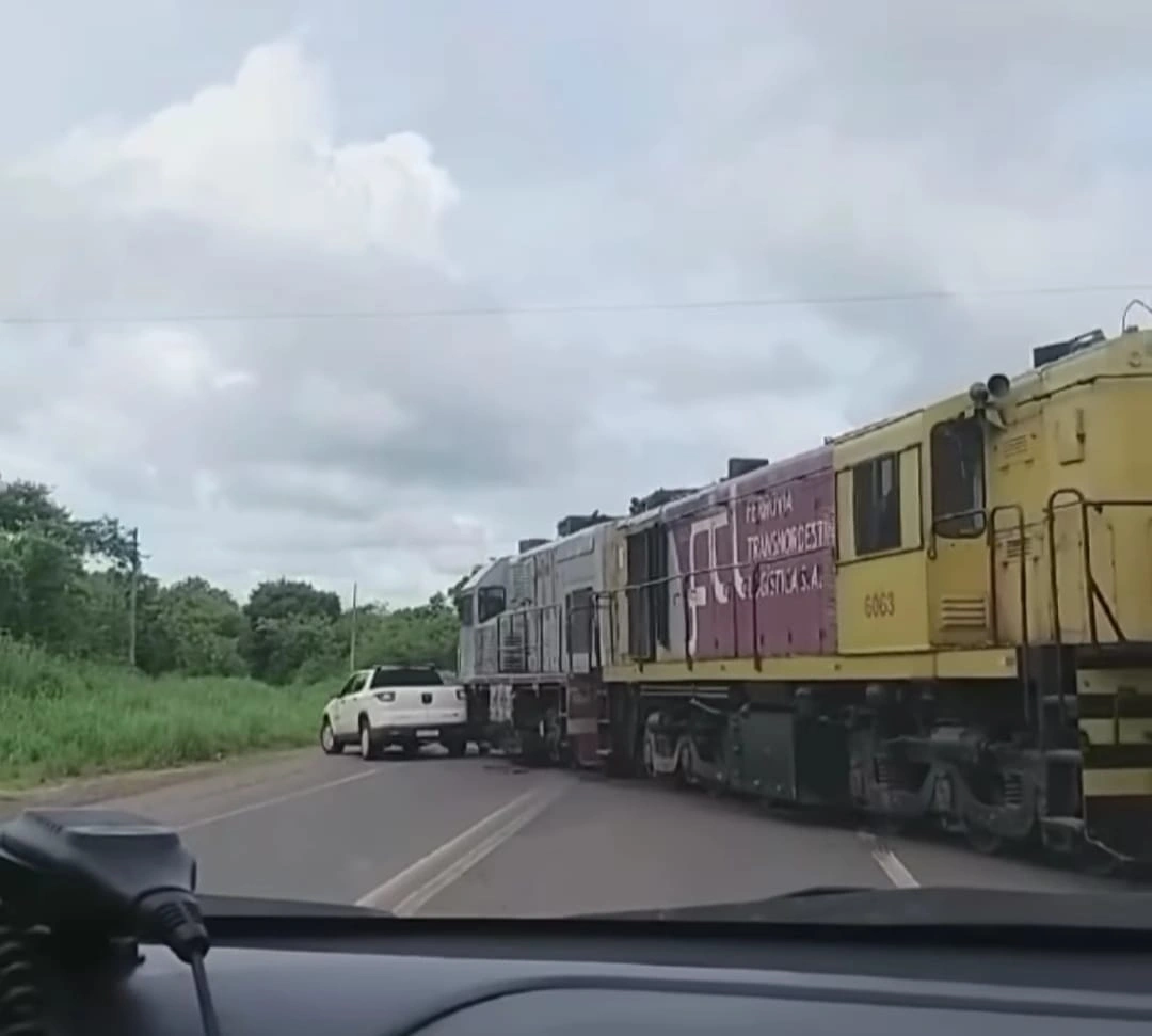 Carro é Atingido Por Trem Ao Tentar Atravessar Linha Férrea Na Br 343