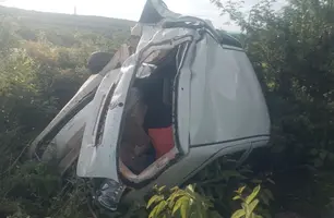 Carro ficou destruído no acidente (Foto: Reprodução)