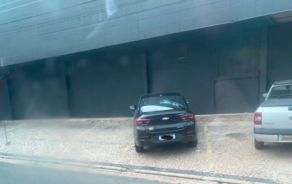 Carro roubado de dono de padaria é encontrado na frente de academia em Teresina