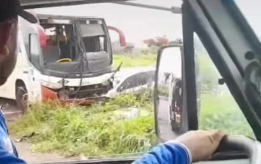 Colisão entre ônibus e carro deixa duas pessoas feridas em Dom Expedito Lopes