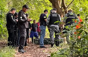 Corpo em avançado estado de decomposição é encontrado no rio Parnaíba em Teresina (Foto: Kássio Cavalcante)