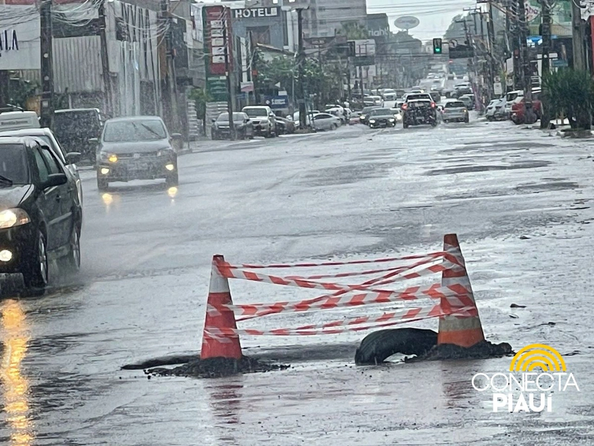 Cratera que se abriu na avenida Homero aumenta de tamanho