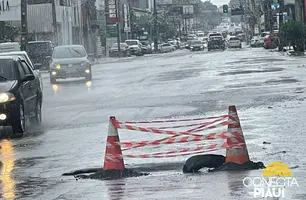 Cratera que se abriu na avenida Homero aumenta de tamanho (Foto: Tiago Moura/Conecta Piauí)