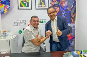 Dr Hélio comemora atendimento no CER IV em Parnaíba (Foto: Divulgação/Alepi)