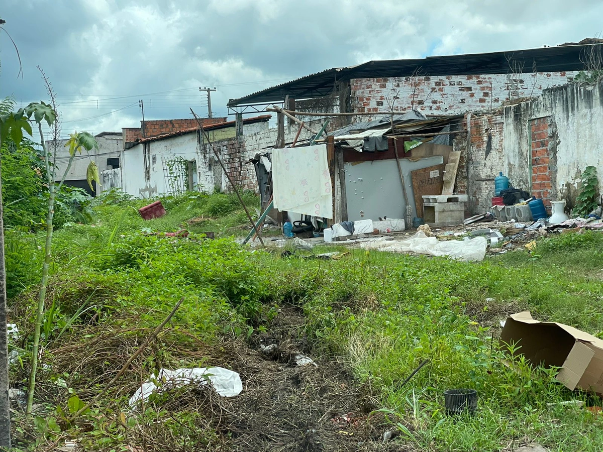 Embora a Prefeitura tenha feito uma limpeza, um quarteirão que corta a rua, está nessa situação lamentável