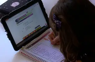 Estudantes de famílias pobres vão receber chips para acesso à internet (Foto: Reprodução/TV Brasil)