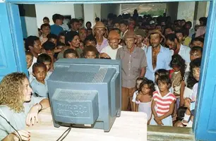 Foto de piauienses vendo TV pela primeira vez viraliza nas redes sociais (Foto: Reprodução)