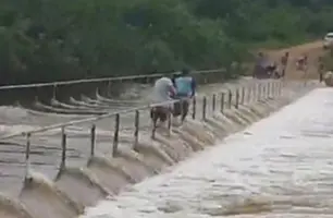 Homem desaparece enquanto colocava sinalização em passagem molhada de Luís Correia (Foto: Reprodução)