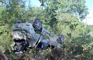 Homem invade contramão e capota carro ao tentar desviar de veículo em Campo Maior (Foto: Reprodução)