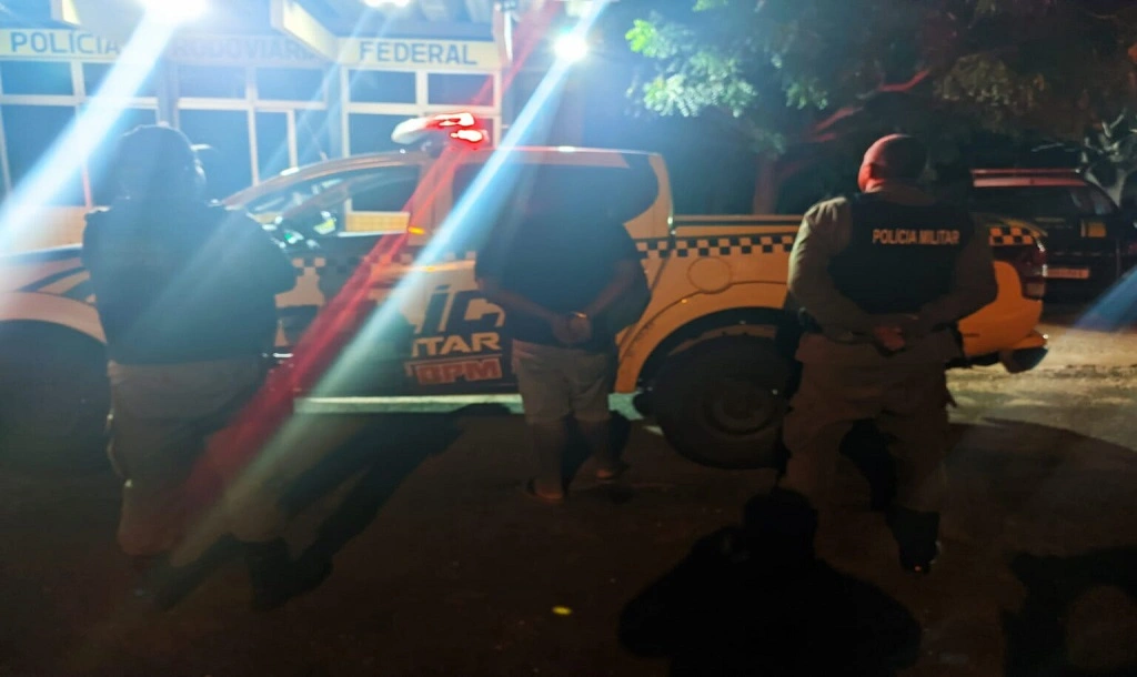 Homem provoca grave acidente, foge e é capturado em barreira policial