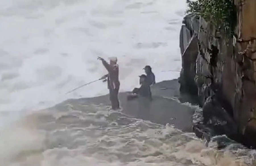 Homens são vistos pescando em forte correnteza da Cachoeira do Urubu no Piauí