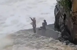 Homens são vistos pescando em forte correnteza da Cachoeira do Urubu no Piauí (Foto: Reprodução)