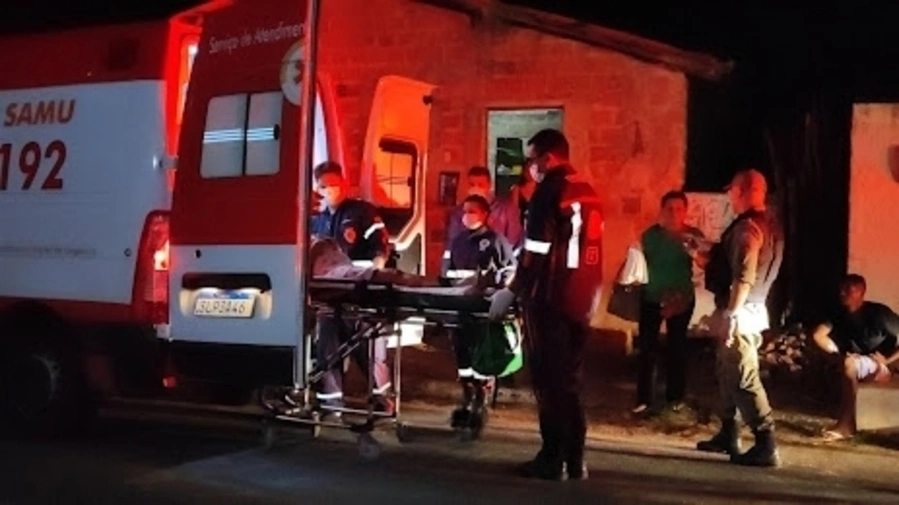Idosa é socorrida após ser alvejada por criminosos na porta de casa em Parnaíba