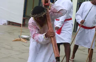 Internos da Penitenciária Irmão Guido encenam peça de teatro 'Paixão de Cristo' (Foto: Reprodução)