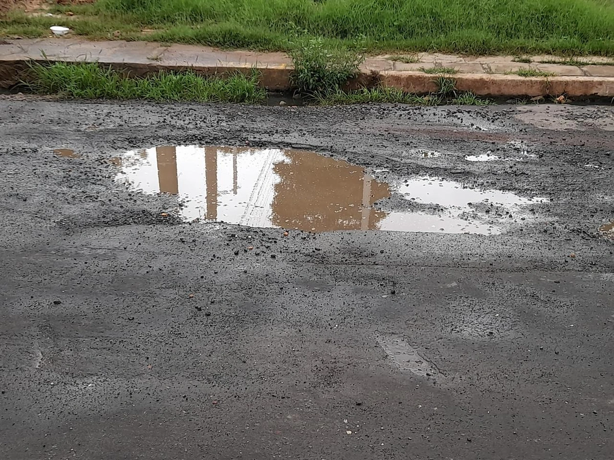 Moradores reclamam de buraco e lixo em rua no bairro Monte Castelo