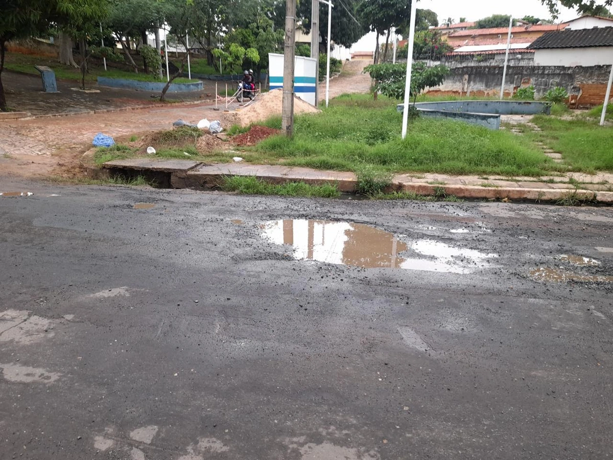 Moradores reclamam de buraco e lixo em rua no bairro Monte Castelo