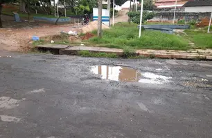 Moradores reclamam de buraco e lixo em rua no bairro Monte Castelo (Foto: Tiago Moura/ Conecta Piauí)
