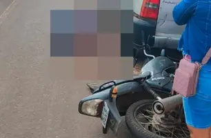 Motociclista fica ferido após colidir contra traseira de carro parado na rua em Pedro II (Foto: Reprodução)