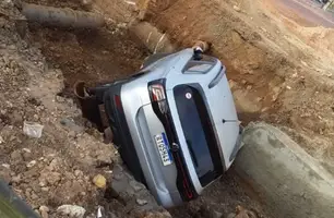 Motorista cai em cratera formada por obra inacabada da Águas de Teresina (Foto: WhatsApp)