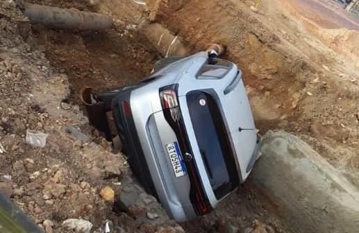 Motorista cai em cratera formada por obra inacabada da Águas de Teresina