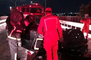 Motorista capota carro ao colidir contra barreira de ponte entre Teresina e Timon (Foto: Reprodução/Corpo de Bombeiros)