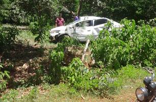 Motorista perde controle da direção e capota veículo na zona rural de Matias Olímpio-PI (Foto: Reprodução) Motorista perde controle da direção e capota veículo na zona rural de Matias Olímpio-PI (Foto: Reprodução)