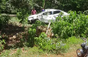 Motorista perde controle da direção e capota veículo na zona rural de Matias Olímpio-PI (Foto: Reprodução)