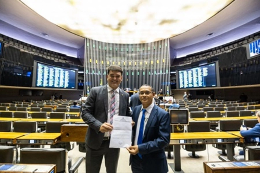 Parceria vereador Kaká e Rubens Júnior consegue abastecimento dágua para Timon
