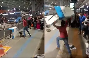 Passageiro se revolta com demora de ônibus (Foto: Reprodução)