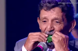 Piauiense encanta a todos no programa Silvio Santos usando folha pra tocar músicas (Foto: Reprodução)
