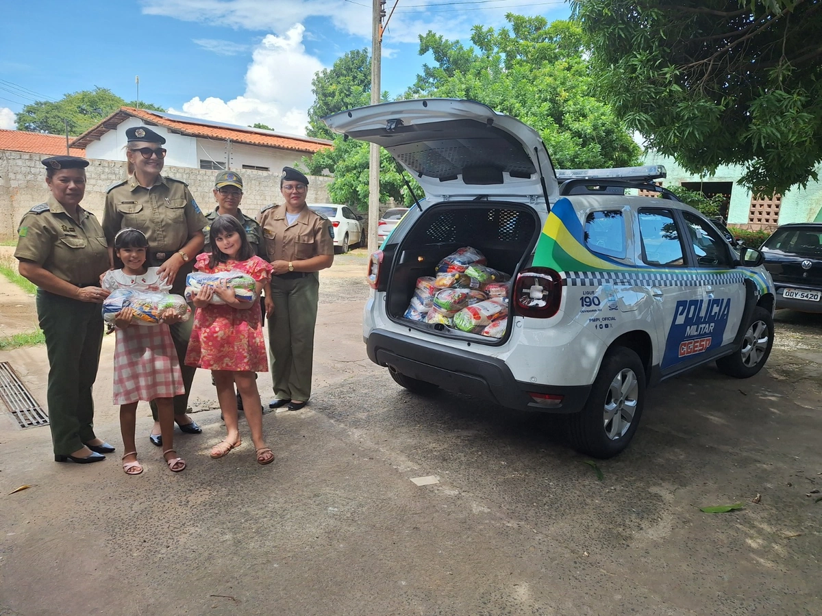 Polícia Militar ajuda criança a entregar cestas básicas arrecadadas em aniversário