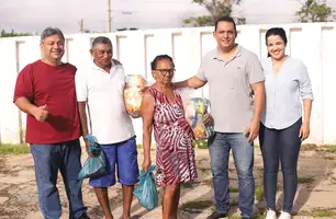 Prefeitura de Demerval Lobão distribui peixes e cestas básicas para a população (Foto: Reprodução)