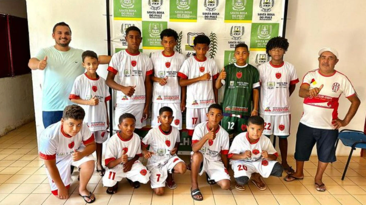 Prefeitura de Santa Rosa do Piauí entrega uniformes para times de futebol local
