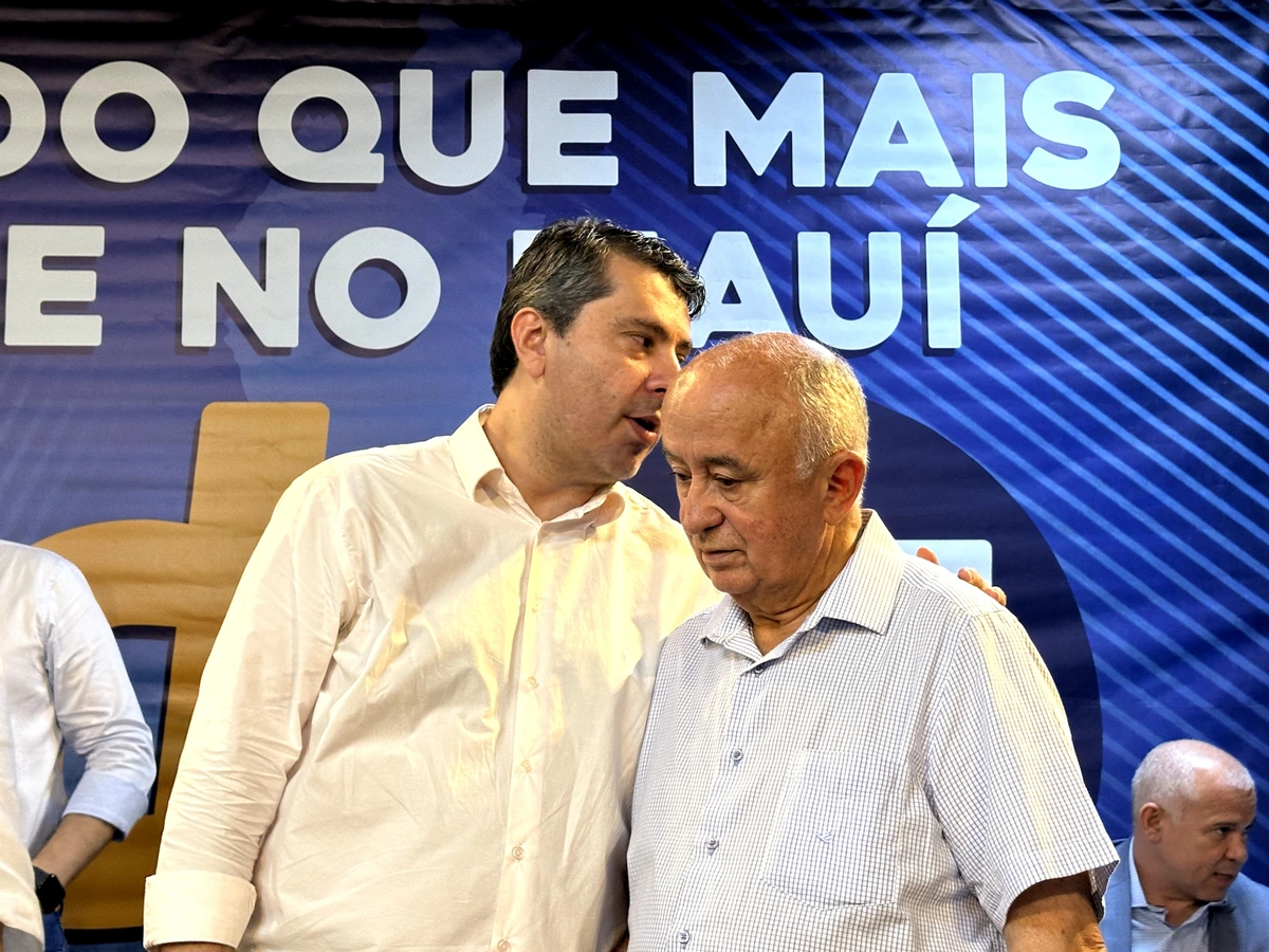 Professor Amaral à esquerda e deputado federal Júlio César à direita durante evento de filiações ao PSD em Teresina