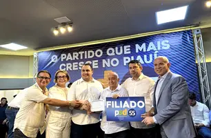 Professor Amaral com camisa branca à esquerda do deputado federal Júlio César (Foto: Naiane Feitosa / Conecta Piauí)